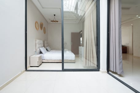 2 bedrooms, travel cot, free WiFi, bed sheets. Apartment Near the Beach