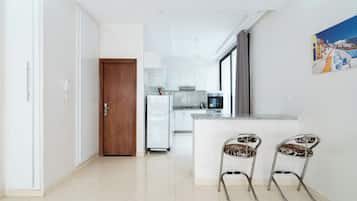 Fridge, oven, stovetop, electric kettle