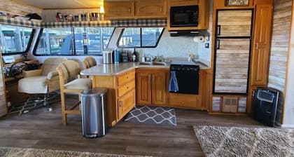 Tranquil 3-bedroom boat in Henderson with fitness room, AC, WiFi