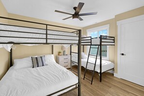 3 habitaciones, escritorio y tabla de planchar con plancha
