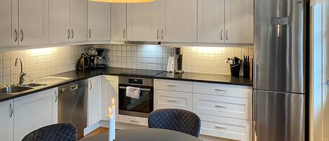 Fridge, dishwasher, coffee/tea maker