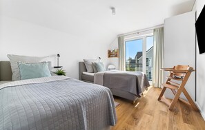 2 habitaciones, tabla de planchar con plancha y cuna de viaje 