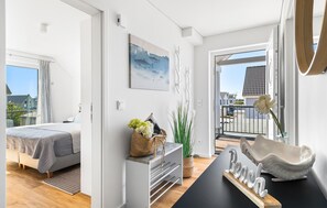 2 quartos, ferros/tábuas de passar roupa, berço de viagem