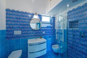 Regadera, secadora de cabello, bidet, toallas 