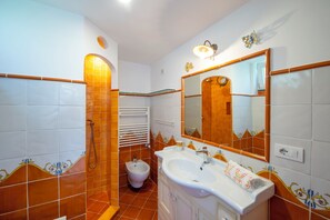 Dusche, Haartrockner, Bidet, Handtücher