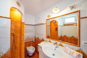 Douche, sèche-cheveux, bidet, serviettes fournies