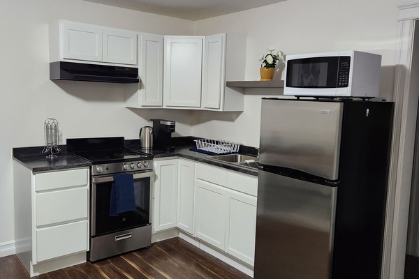 Frigorifero, microonde, forno, piano cottura