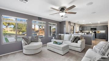 Téléviseur connecté, table de baby-foot, table de ping-pong, livres