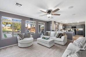 Smart-TV, fotballspill, bordtennis og bøker