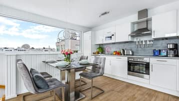Køleskab, mikrobølgeovn, ovn, kogeplade