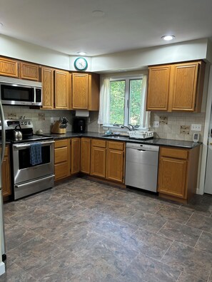 Kühlschrank, Mikrowelle, Herdplatte, Geschirrspüler