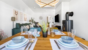 Un salon moderne avec un coin repas aménagé pour le dîner.