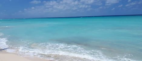 Chaises longues, serviettes de plage