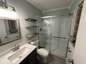 Dusche, Haartrockner, Handtücher, Toilettenpapier