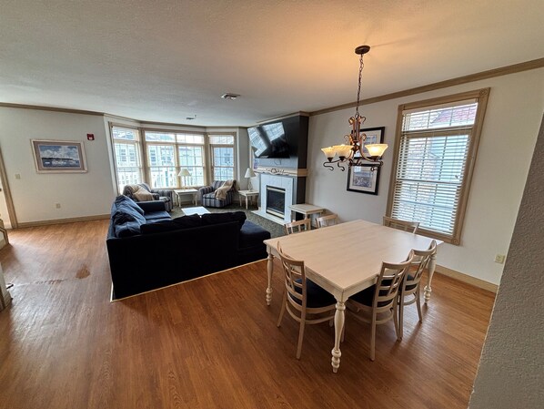 Living area - Edgewater Villa: 4 Bedroom, Sleeps 14! (Sheboygan)