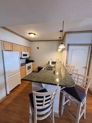 Een koelkast, een microgolfoven, een oven, een kookplaat