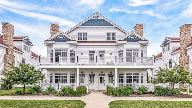 Unclassified image, 1 of 29, button - Edgewater Villa: 4 Bedroom, Sleeps 14! (Sheboygan)
