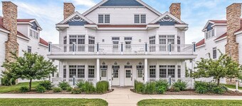 Edgewater Villa: 4 Bedroom, Sleeps 14!