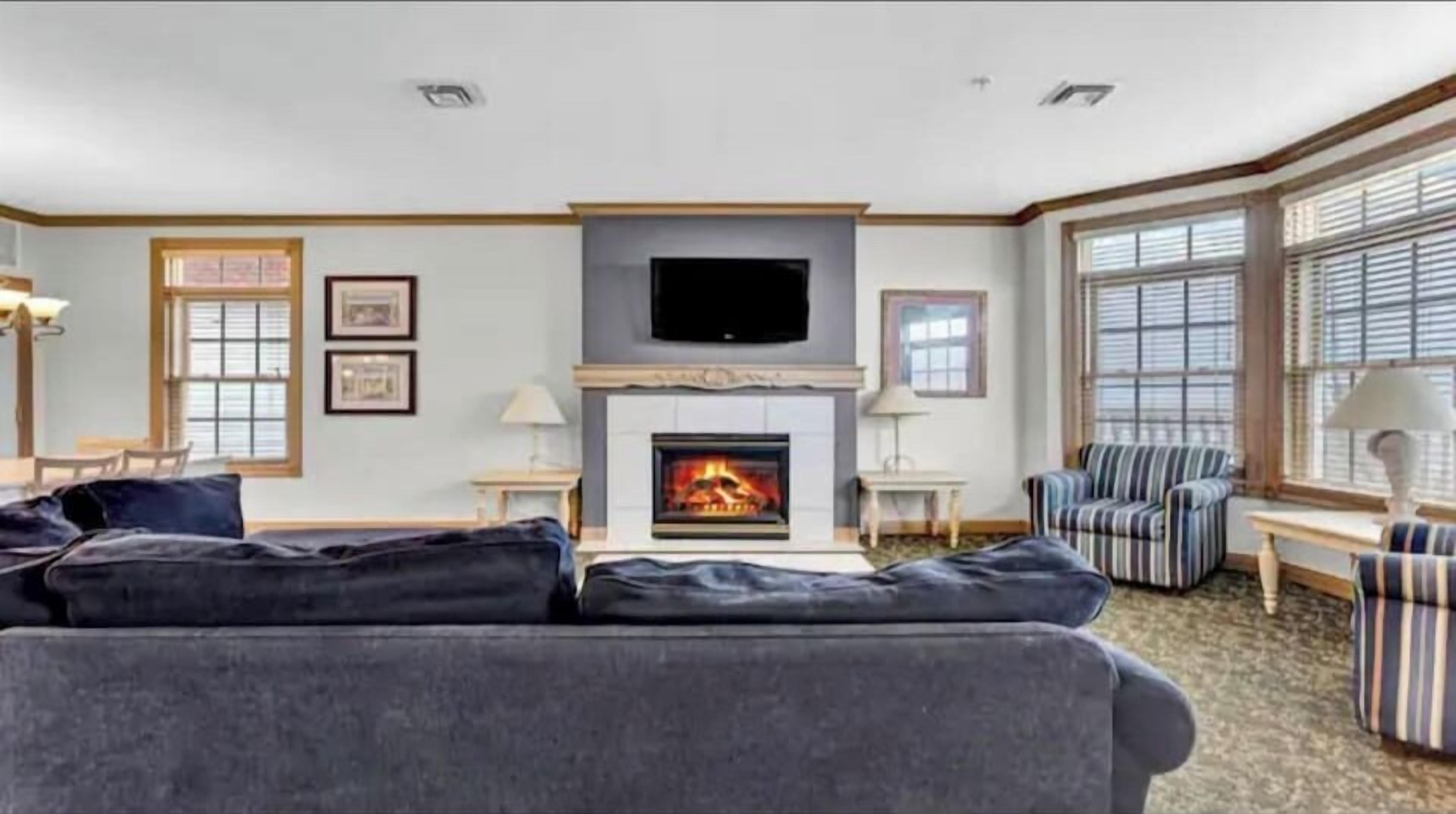 Televisión y chimenea 