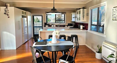 Oasis on Osier, walk to Mission & Wineries!