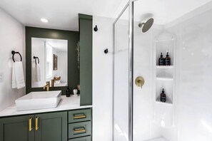 Suihku, hiustenkuivaaja, pyyhkeet, saippua