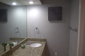 ヘアドライヤー、タオル、石鹸、トイレットペーパー