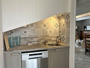 Een koelkast, een magnetron, een oven, een vaatwasser