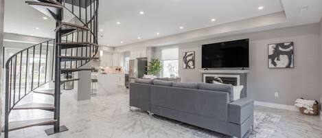 Smart TV, fireplace
