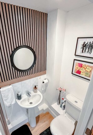 Hair dryer, towels, soap, toilet paper -  Modern 3-Bedroom House | 5 Mins to City Centre | Perfect for Families & Groups! (Pemberton)