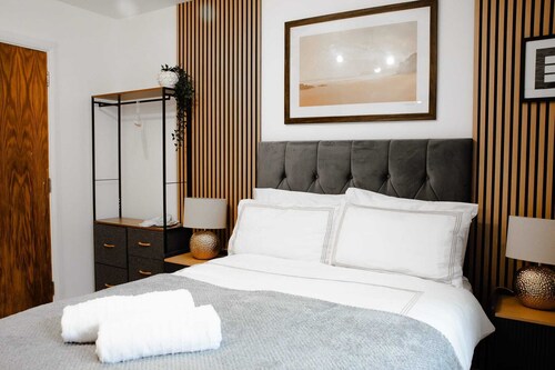  Modern 3-Bedroom House | 5 Mins to City Centre | Perfect for Families & Groups!