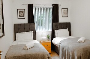 3 bedrooms, iron/ironing board, WiFi, bed sheets -  Modern 3-Bedroom House | 5 Mins to City Centre | Perfect for Families & Groups! (Pemberton)