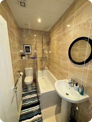 Sèche-cheveux, serviettes fournies, savon, papier toilette