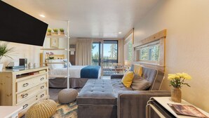 Ein gemütliches Schlafzimmer mit Bett, Schlafsofa und Schreibtisch.