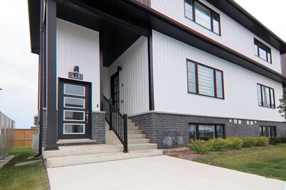 Luxury Modern Townhouse Six Minutes to the Falls