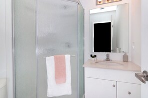 Regadera, toallas, jabón, shampoo 