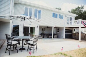 Outdoor dining - Private waterfront lake retreat! (Cadiz)