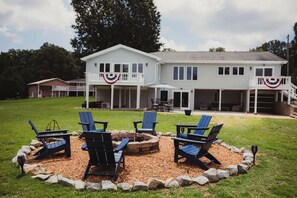 Terrace/patio - Private waterfront lake retreat! (Cadiz)