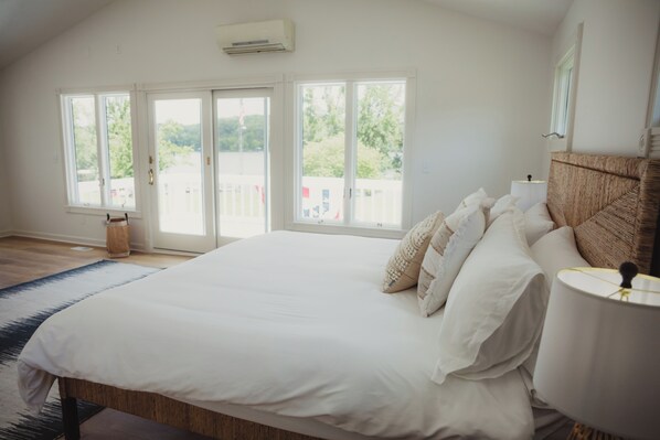 4 bedrooms, WiFi, bed sheets - Private waterfront lake retreat! (Cadiz)