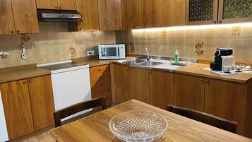 Frigorifero, microonde, piano cottura, macchina per tè/caffè