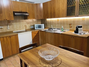 Réfrigérateur, micro-ondes, plaque de cuisson, cafetière/bouilloire