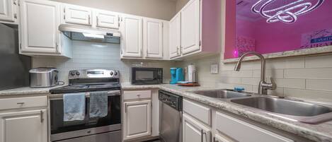 Réfrigérateur, micro-ondes, four, plaque de cuisson