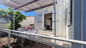 Outdoor dining - Saint Georges de Didonne - IDEAL NEIGHBOURHOOD FOR RESOURCE - RENOVATED HOUSE (ST GEORGES DE DIDONNE)