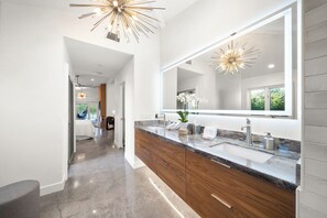 Douche, baignoire Ă jets, sĂšche-cheveux, serviettes fournies