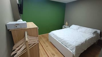 1 habitación, escritorio y ropa de cama