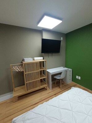 1 habitación, escritorio y ropa de cama 