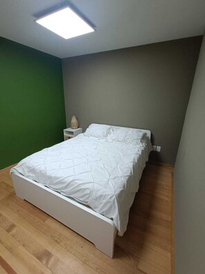 1 habitación, escritorio y ropa de cama 