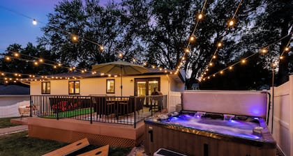 Omaha Oasis! Pool, Hot Tub, Mini Golf, Bar, Games