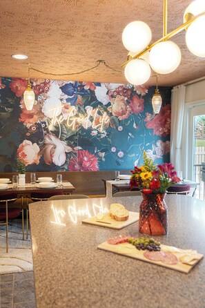 Dining - Omaha Oasis! Pool, Hot Tub, Mini Golf, Bar, Games (Omaha)