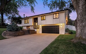 Exterior - Omaha Oasis! Pool, Hot Tub, Mini Golf, Bar, Games (Omaha)