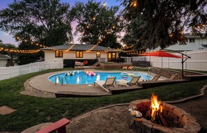 Outdoor pool - Omaha Oasis! Pool, Hot Tub, Mini Golf, Bar, Games (Omaha)